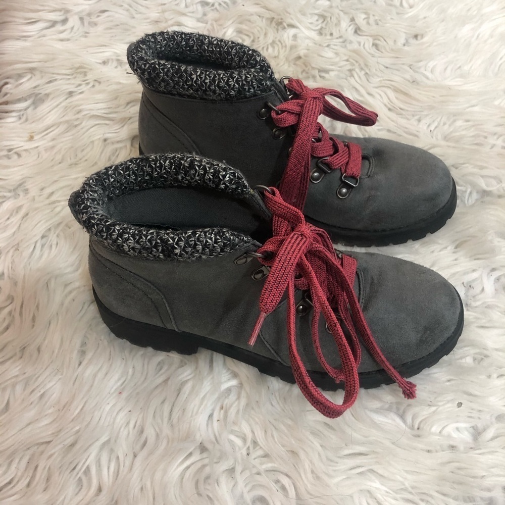 Women’s white mountain boots